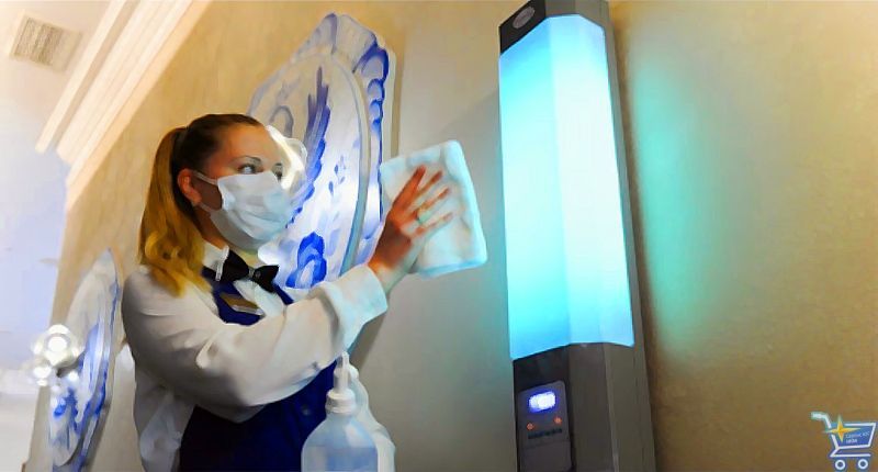 девушка дезинфицирует лампу.jpg девушка дезинфицирует лампу.jpg