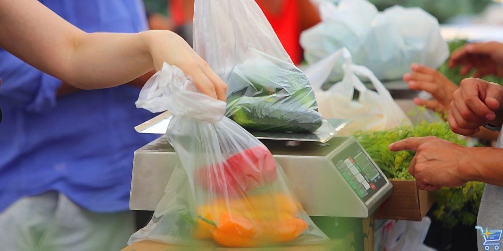 весы на рынке овощи.jpg продавцам запрещено взвешивать на весах продукты без упаковки