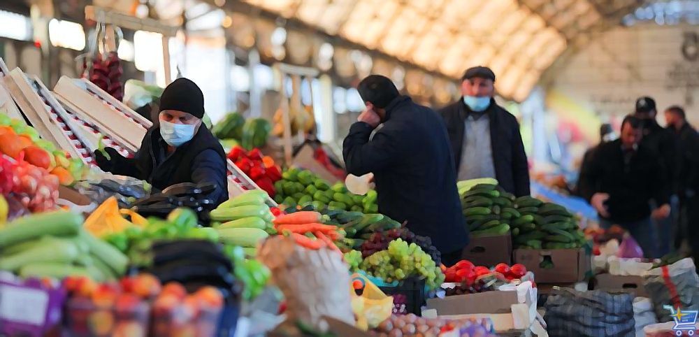 дядя на рынке с овощами.jpg Обязательны навесы над открытыми зонами рынка. Это защитит продукты от неблагоприятных факторов: осадков и прямых солнечных лучей