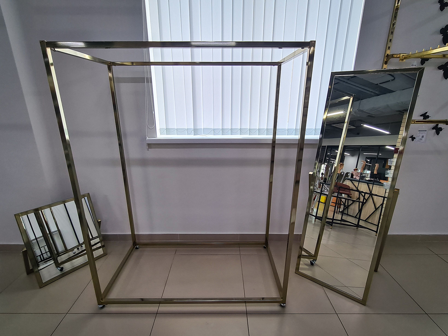 Торговое оборудование золотого цвета в интерьере магазина Торговое оборудование золотого цвета в интерьере магазина