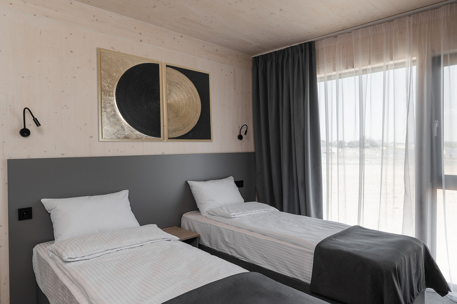 Стильный минимализм на берегу озера: как «Мастерская Вкуса» создала мебель для глэмпинга «Сны» Стильный минимализм на берегу озера: как «Мастерская Вкуса» создала мебель для глэмпинга «Сны»