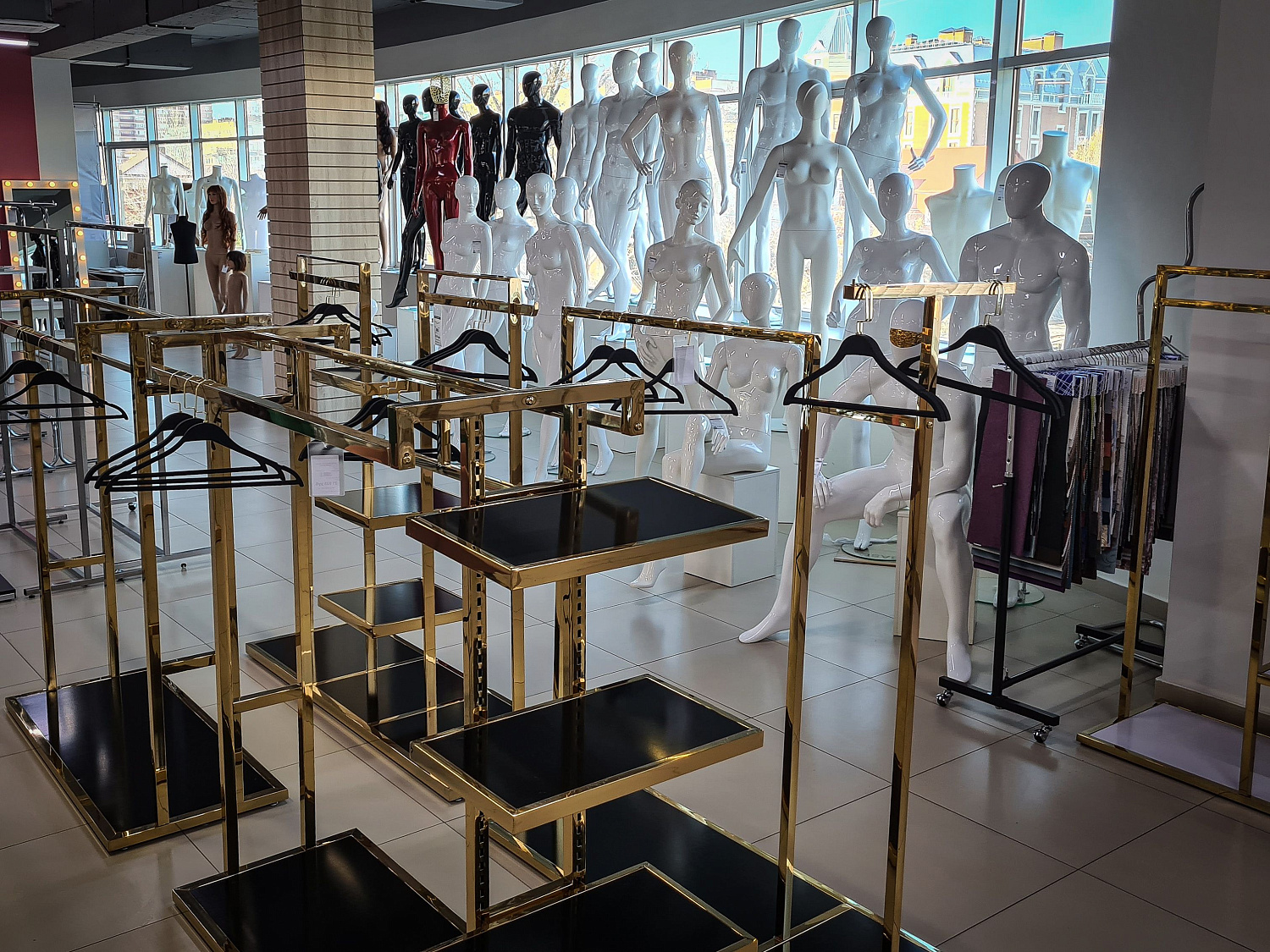 Торговое оборудование золотого цвета в интерьере магазина Торговое оборудование золотого цвета в интерьере магазина