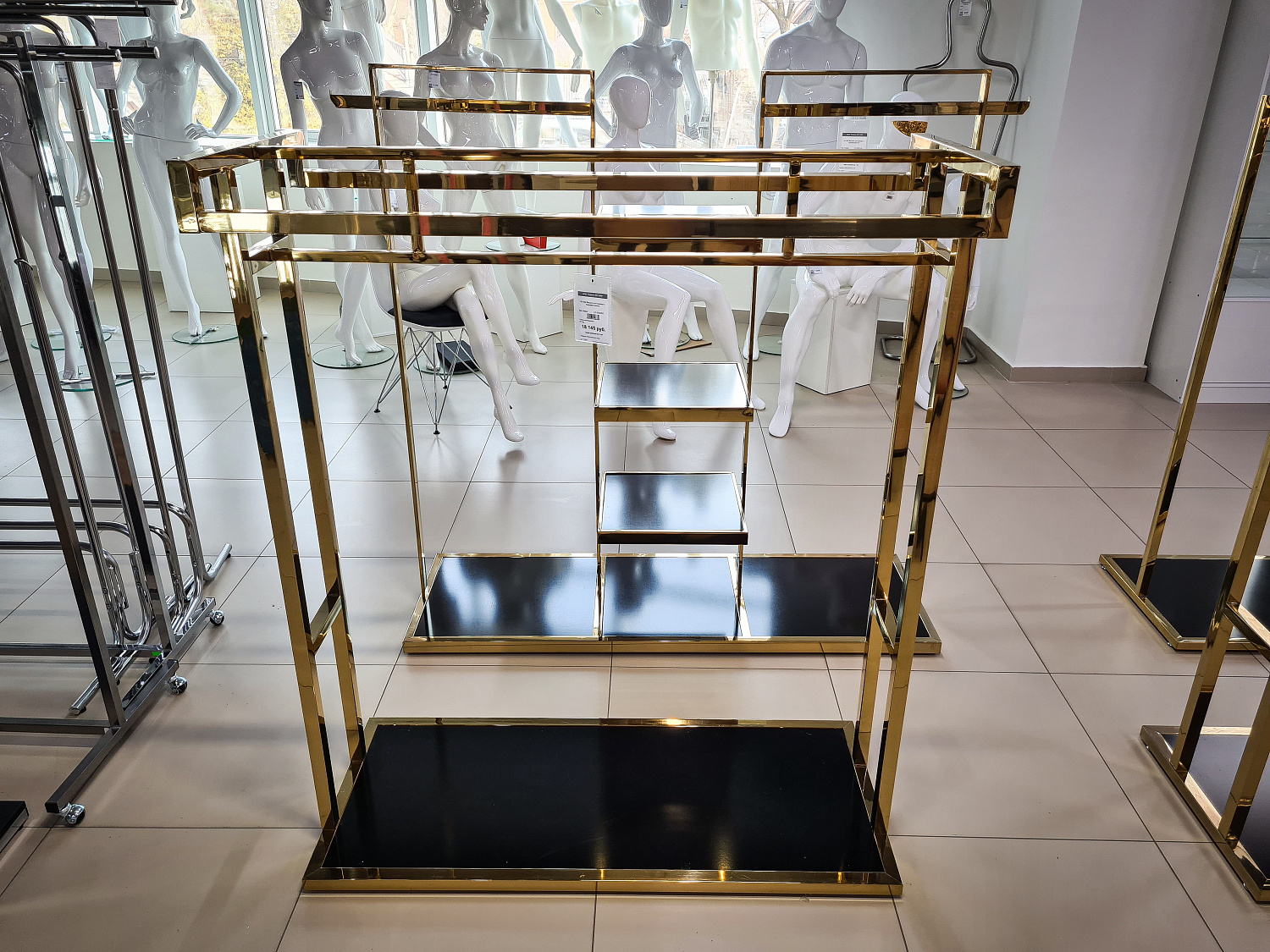 Торговое оборудование золотого цвета в интерьере магазина Торговое оборудование золотого цвета в интерьере магазина