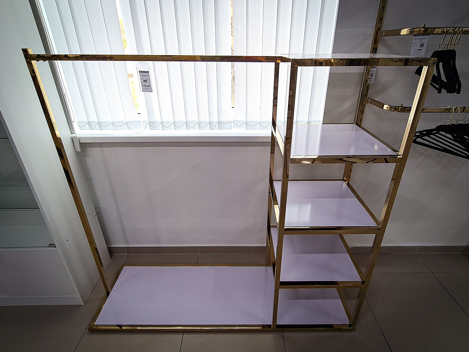 Торговое оборудование золотого цвета в интерьере магазина Торговое оборудование золотого цвета в интерьере магазина