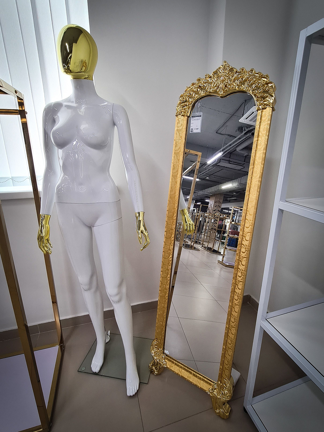 Торговое оборудование золотого цвета в интерьере магазина Торговое оборудование золотого цвета в интерьере магазина