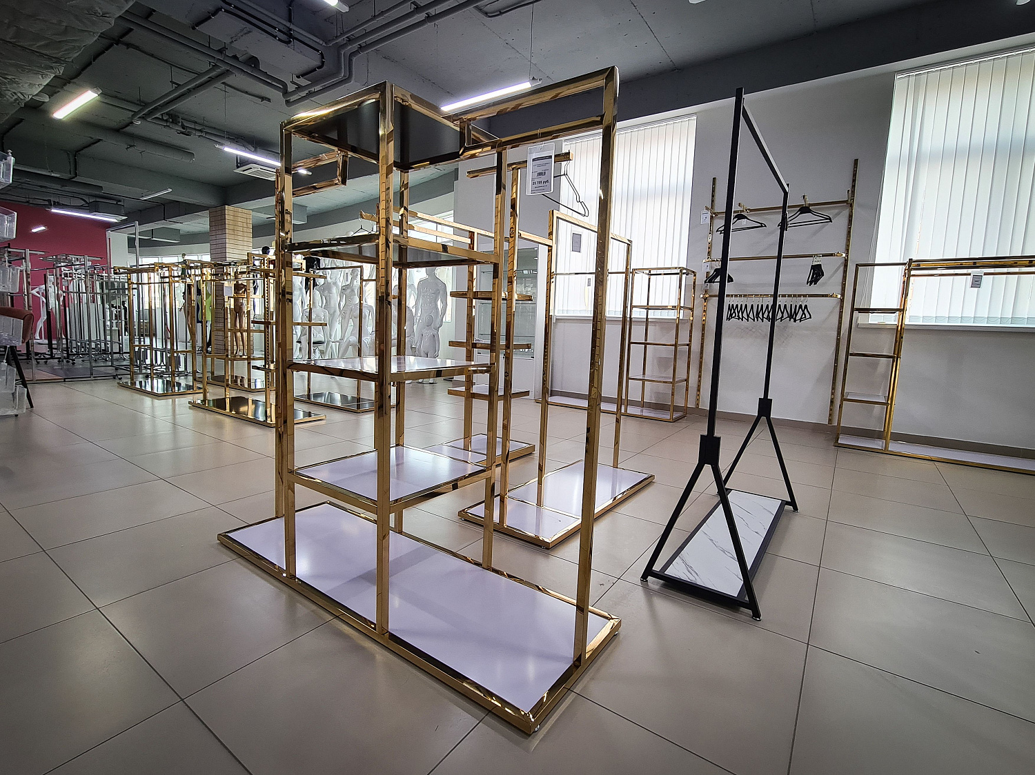 Торговое оборудование золотого цвета в интерьере магазина Торговое оборудование золотого цвета в интерьере магазина