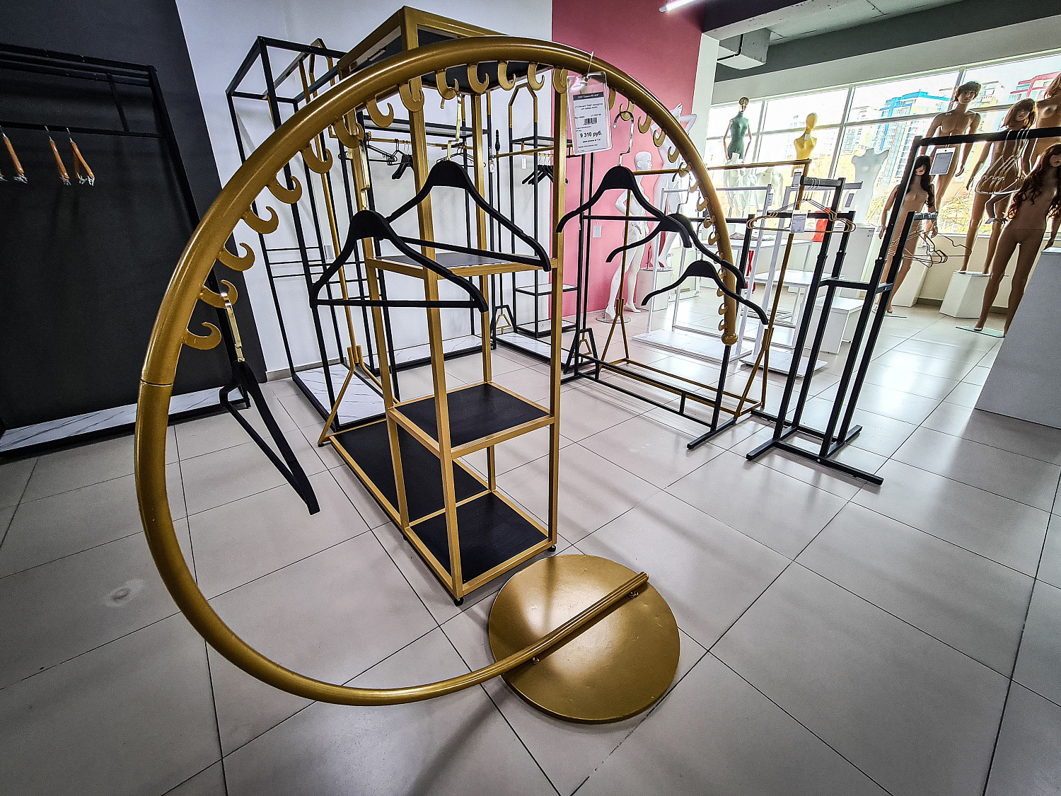 Торговое оборудование золотого цвета в интерьере магазина Торговое оборудование золотого цвета в интерьере магазина