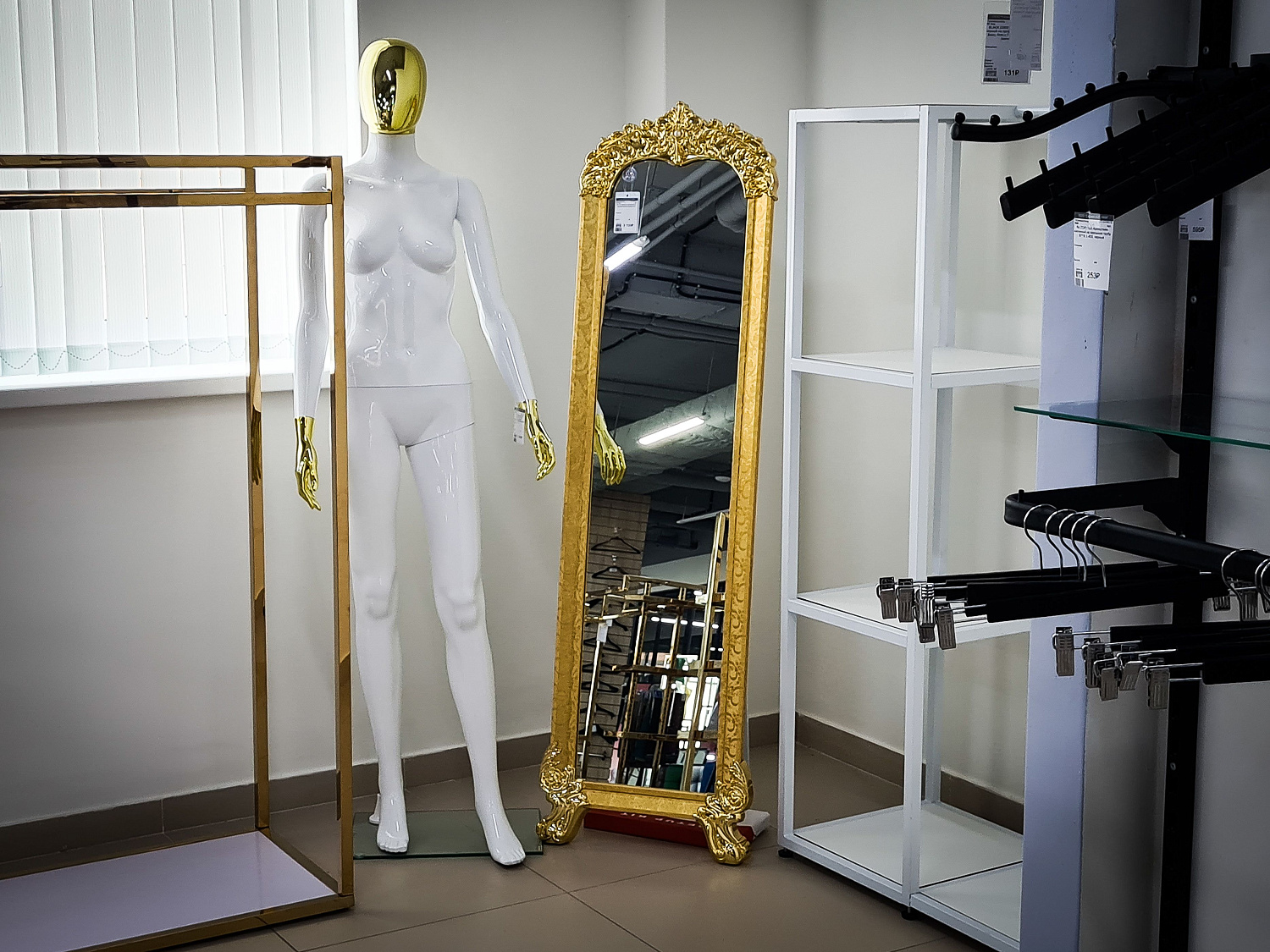 Торговое оборудование золотого цвета в интерьере магазина Торговое оборудование золотого цвета в интерьере магазина