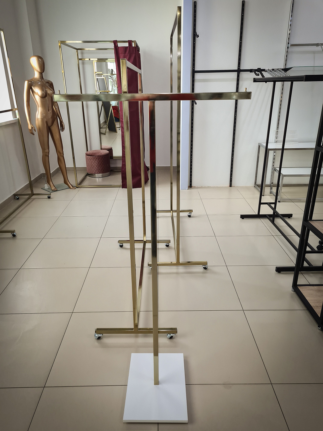 Торговое оборудование золотого цвета в интерьере магазина Торговое оборудование золотого цвета в интерьере магазина