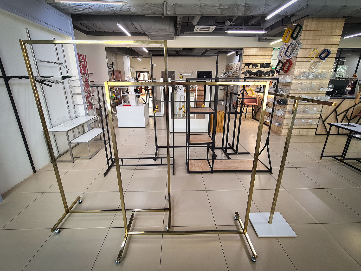 Торговое оборудование золотого цвета в интерьере магазина Торговое оборудование золотого цвета в интерьере магазина