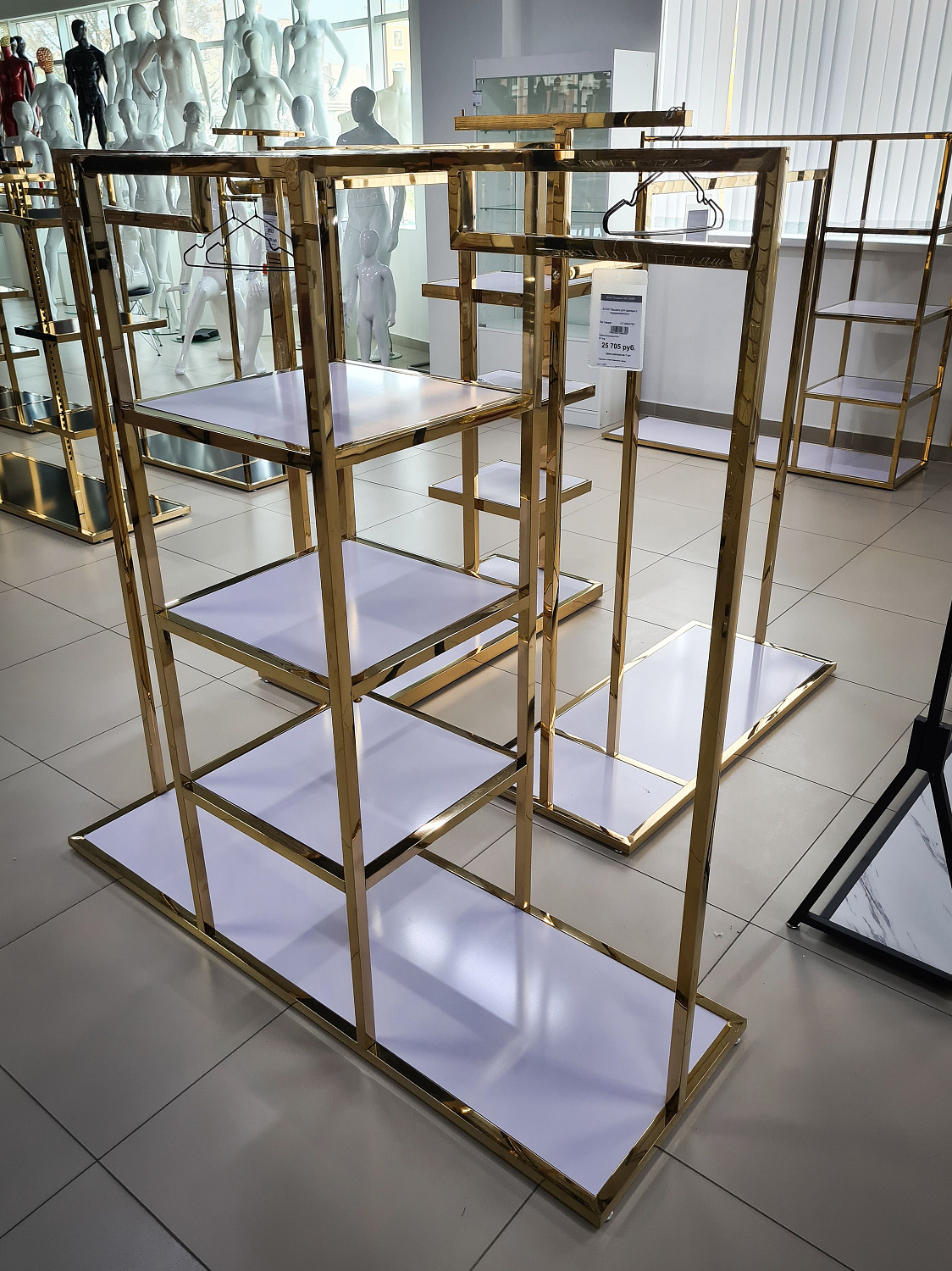 Торговое оборудование золотого цвета в интерьере магазина Торговое оборудование золотого цвета в интерьере магазина