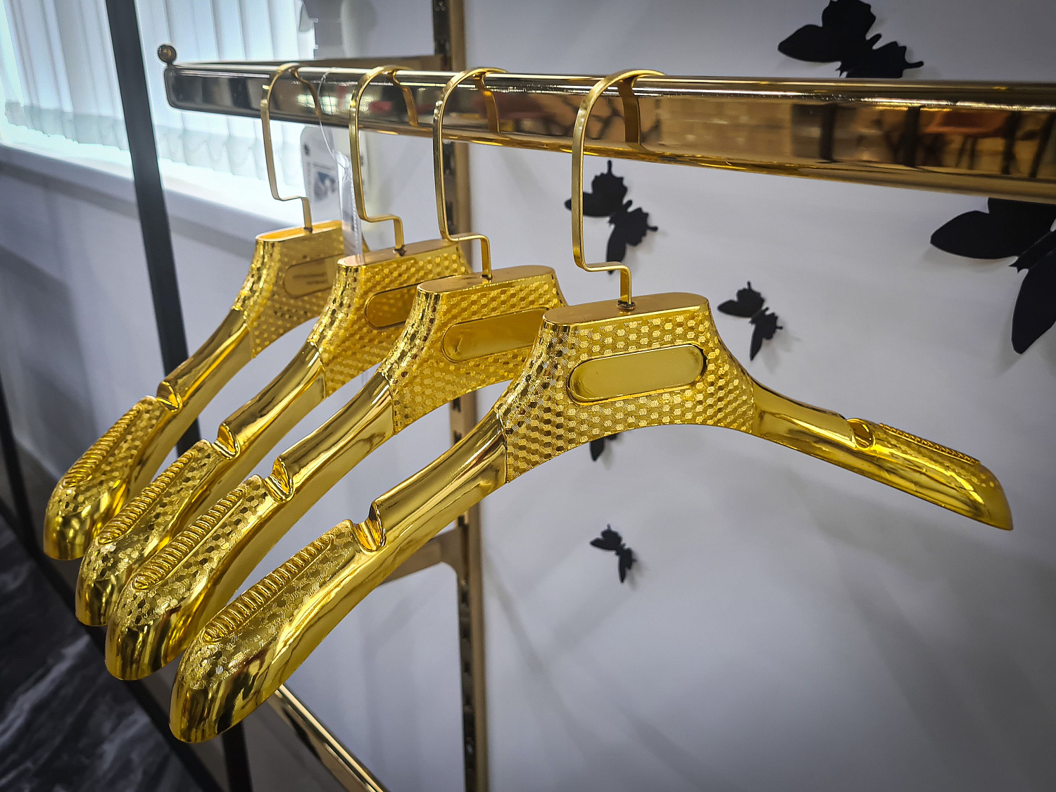 Торговое оборудование золотого цвета в интерьере магазина Торговое оборудование золотого цвета в интерьере магазина