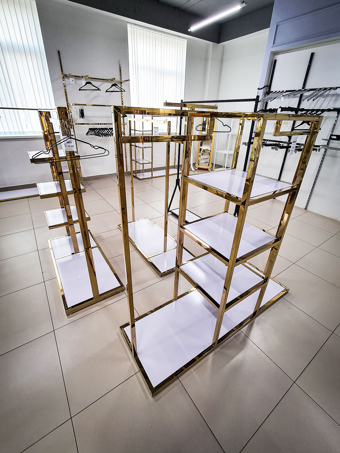 Торговое оборудование золотого цвета в интерьере магазина Торговое оборудование золотого цвета в интерьере магазина