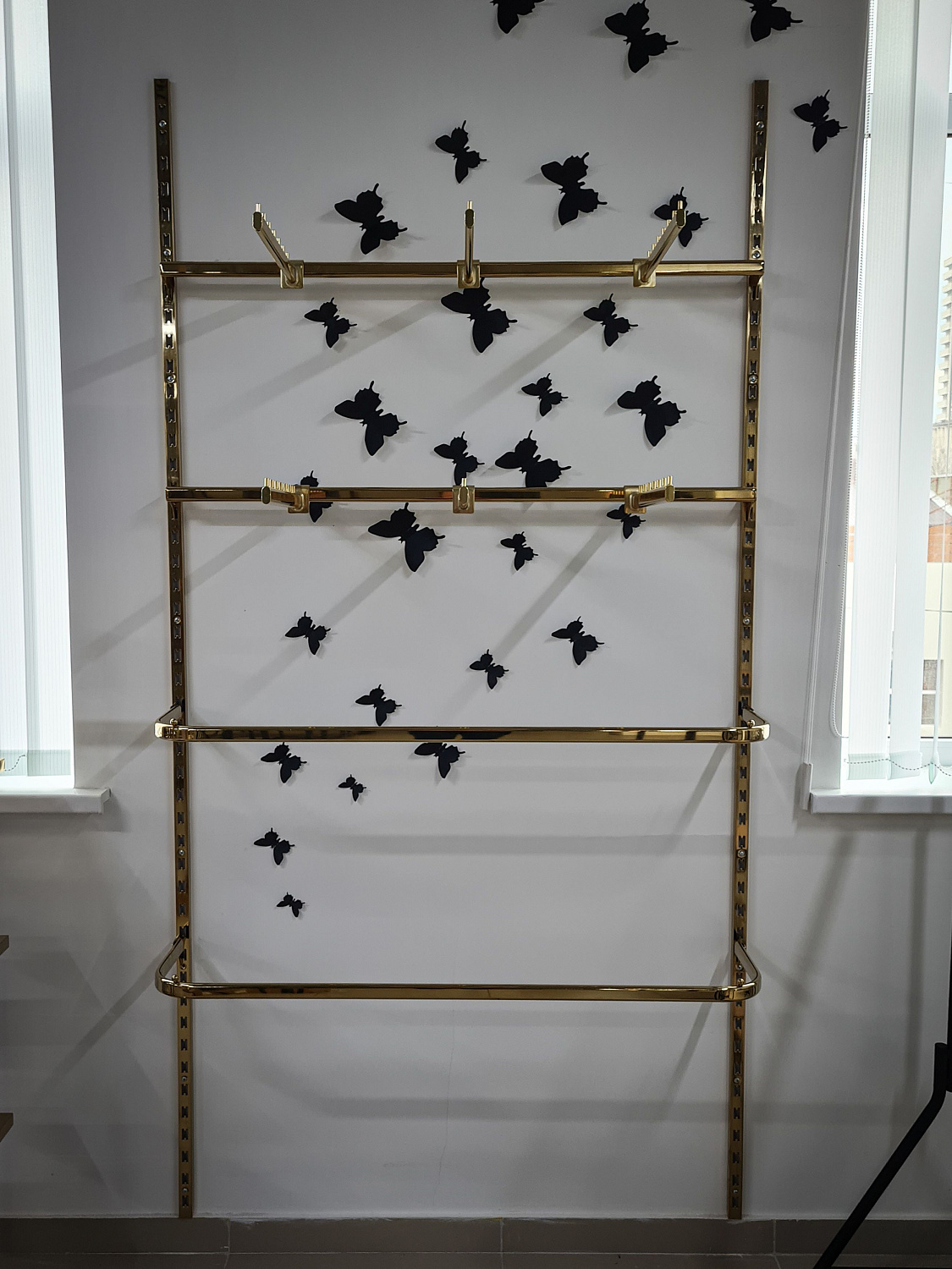 Торговое оборудование золотого цвета в интерьере магазина Торговое оборудование золотого цвета в интерьере магазина