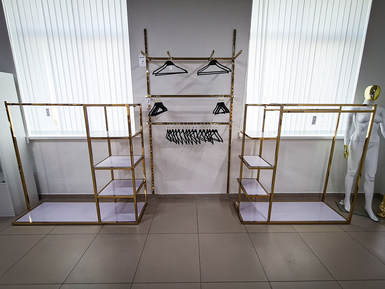 Торговое оборудование золотого цвета в интерьере магазина Торговое оборудование золотого цвета в интерьере магазина