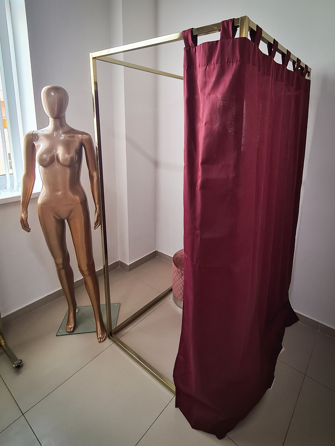 Торговое оборудование золотого цвета в интерьере магазина Торговое оборудование золотого цвета в интерьере магазина