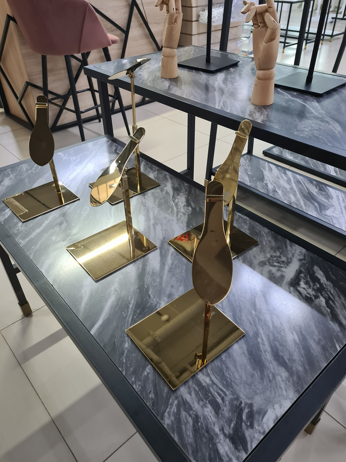 Торговое оборудование золотого цвета в интерьере магазина Торговое оборудование золотого цвета в интерьере магазина