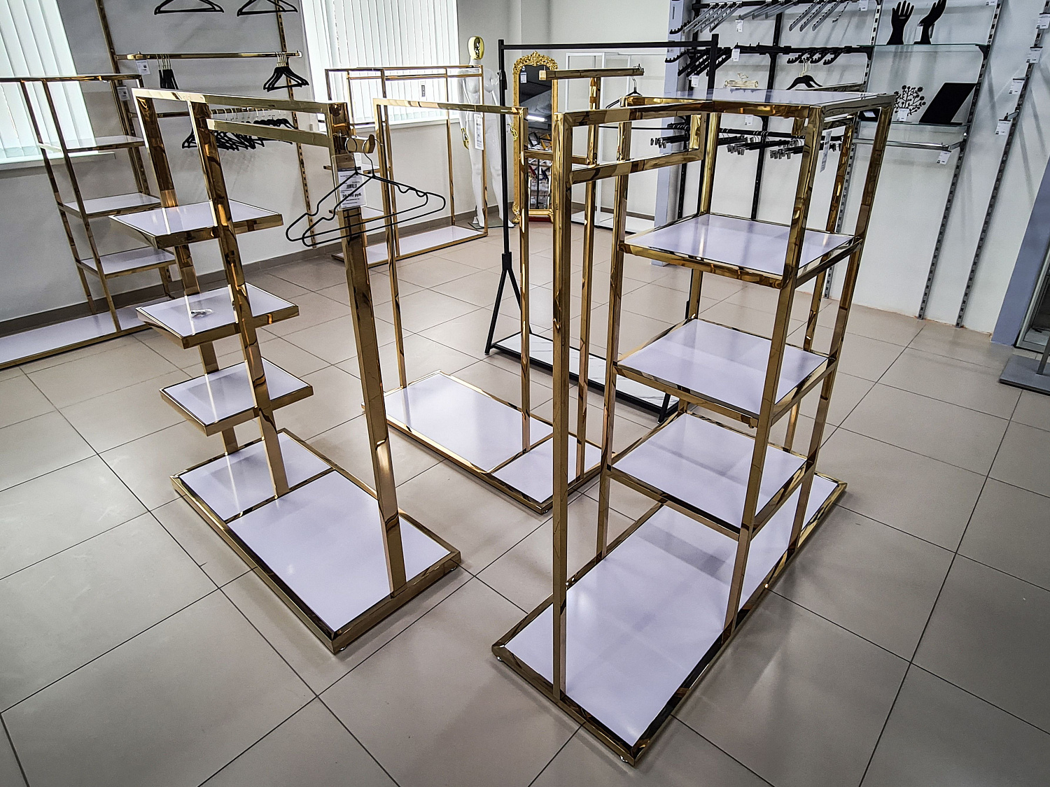 Торговое оборудование золотого цвета в интерьере магазина Торговое оборудование золотого цвета в интерьере магазина